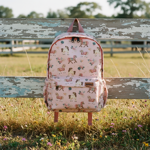 Kinderrucksack little pony am Holzzaun einer Koppel
