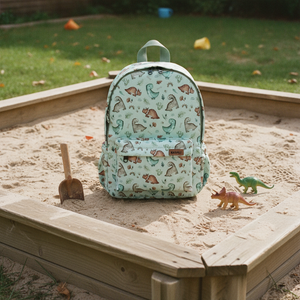 Kinderrucksack kleine Dinos im Sandkasten mit Spielzeugdinosauriern