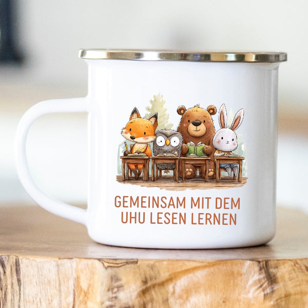 Emailletasse zur Einschulung mit Waldtieren in der Schulbank