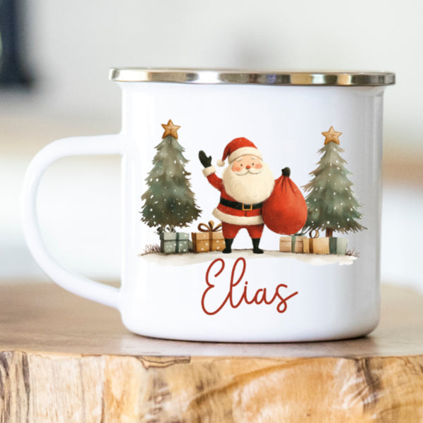 Personalisierte Emailletasse mit Weihnachtsmann und Tannenbaeumen