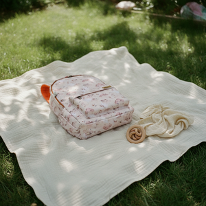 Kinderrucksack boho cloud auf einer Musselindecke im Gras