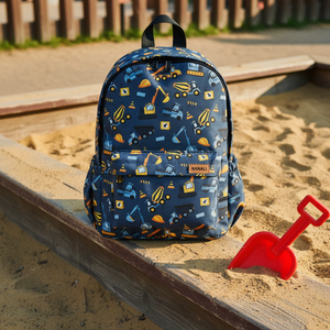Kinderrucksack kleine Baustelle auf einer Holzbank am Sandkasten