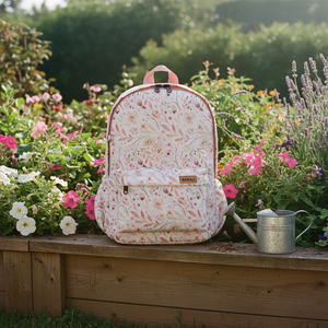 Kinderrucksack Blumentraum am Rand eines Blumenbeets