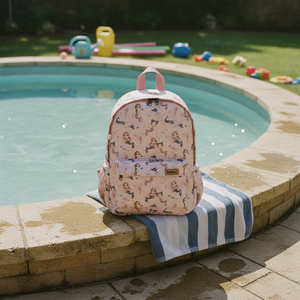Kinderrucksack kleine Meerjungfrauen am Rand eines Planschbeckens