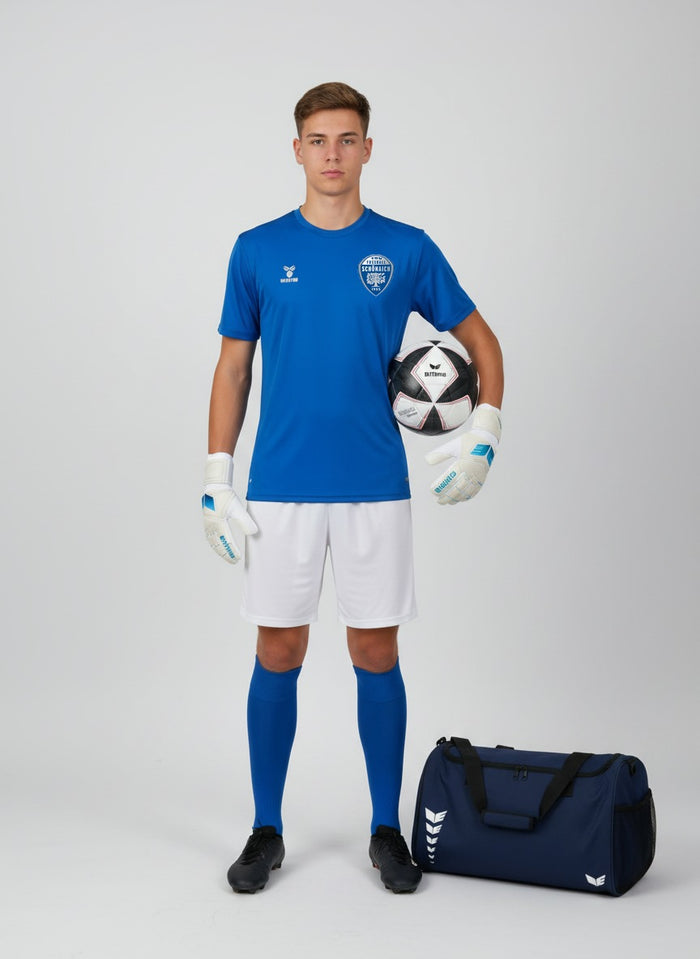 Torhüter des TSV Schönaich mit Handschuhen, Ball und Sporttasche