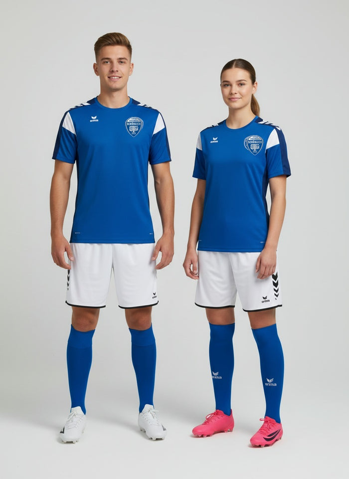 Zwei Erwachsene im blauen Celebrate 125 Trikot mit weißer Spielhose des TSV Schönaich