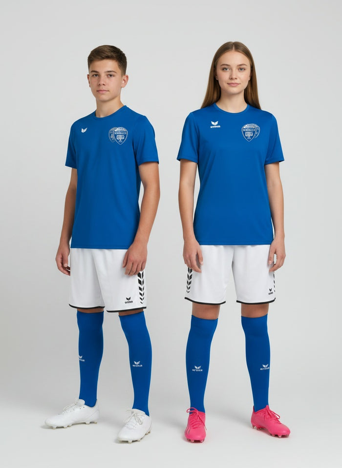 Zwei Jugendliche im blauen INTRO Trikot mit weißer Spielhose des TSV Schönaich