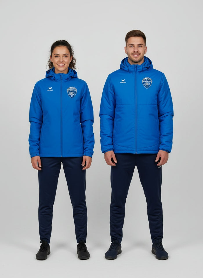 Frau in blauer Regenjacke und Mann in blauer Winterjacke des TSV Schönaich