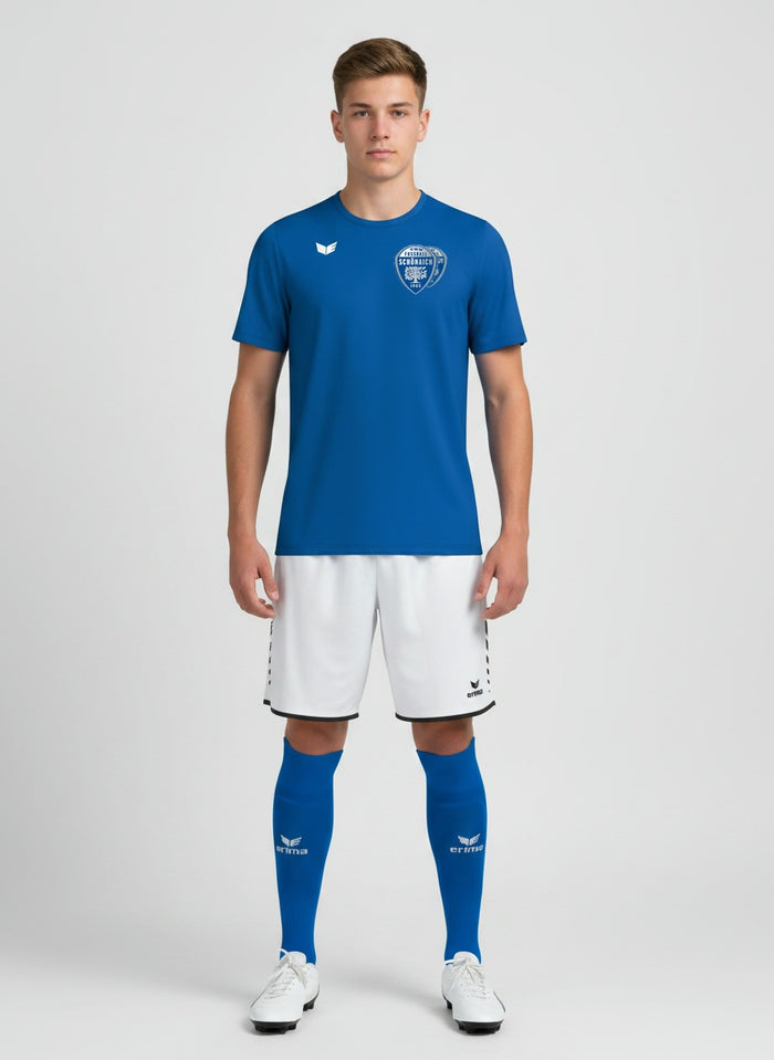 Jugendlicher Fußballspieler im blauen Trikot mit weißer Spielhose des TSV Schönaich